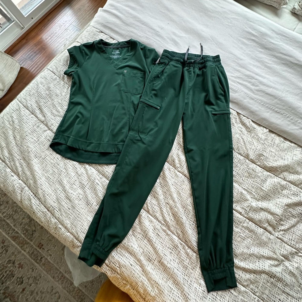 Scrub set
